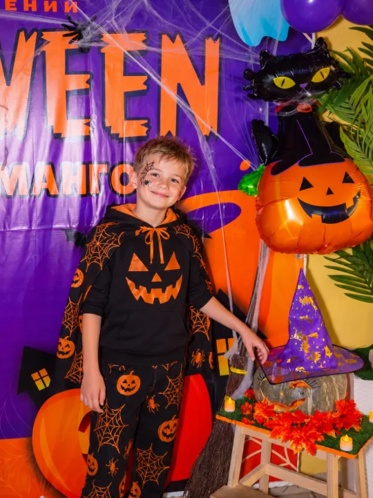 Девочка в костюме ведьмы на Halloween в парке МАНГО