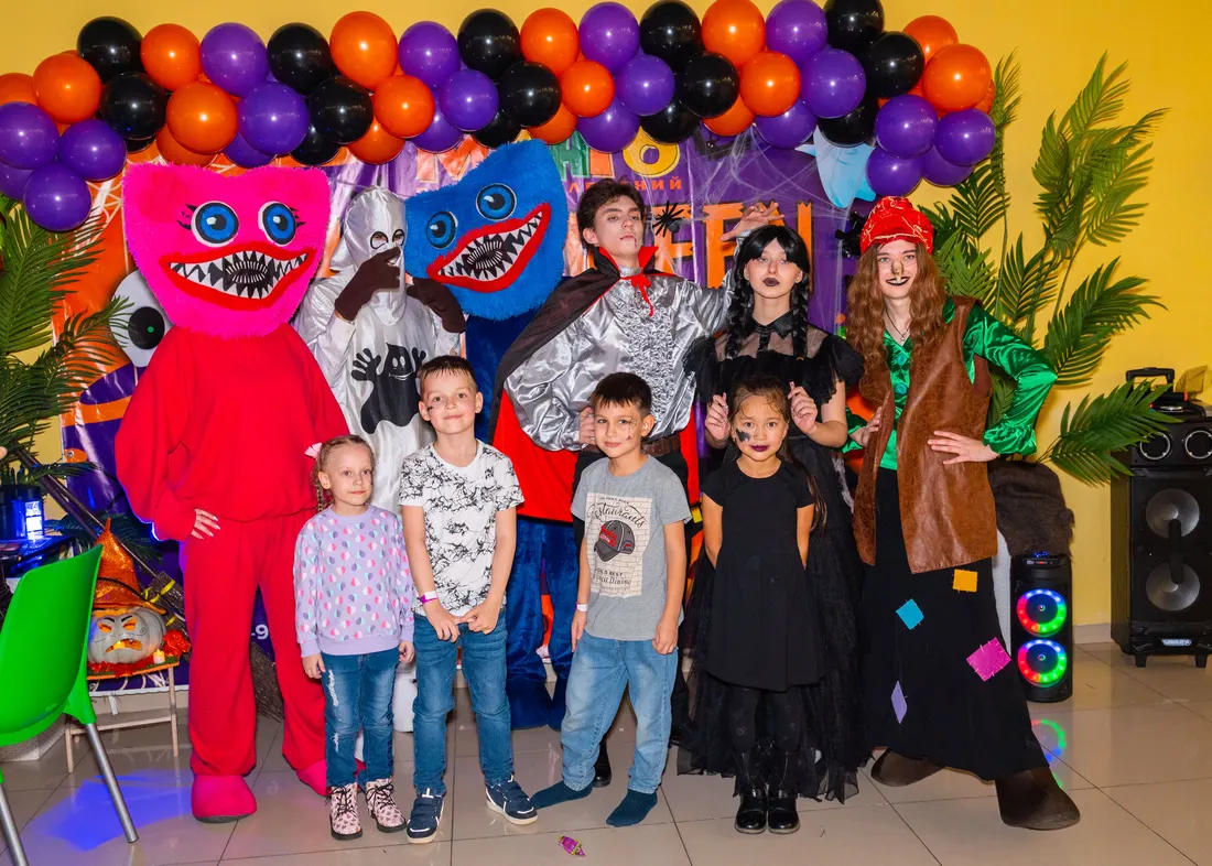 Дети и герои Halloween на празднике в МАНГО