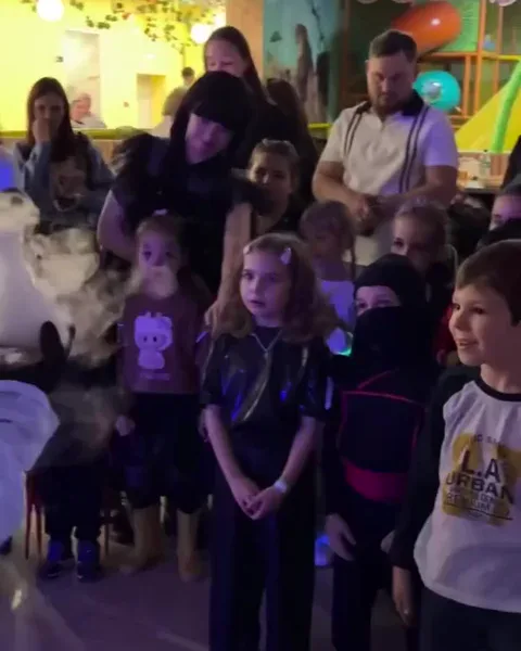 Дети и аниматор на Halloween в МАНГО