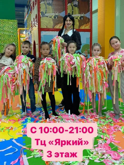 Дети играют в большой игровой зоне МАНГО